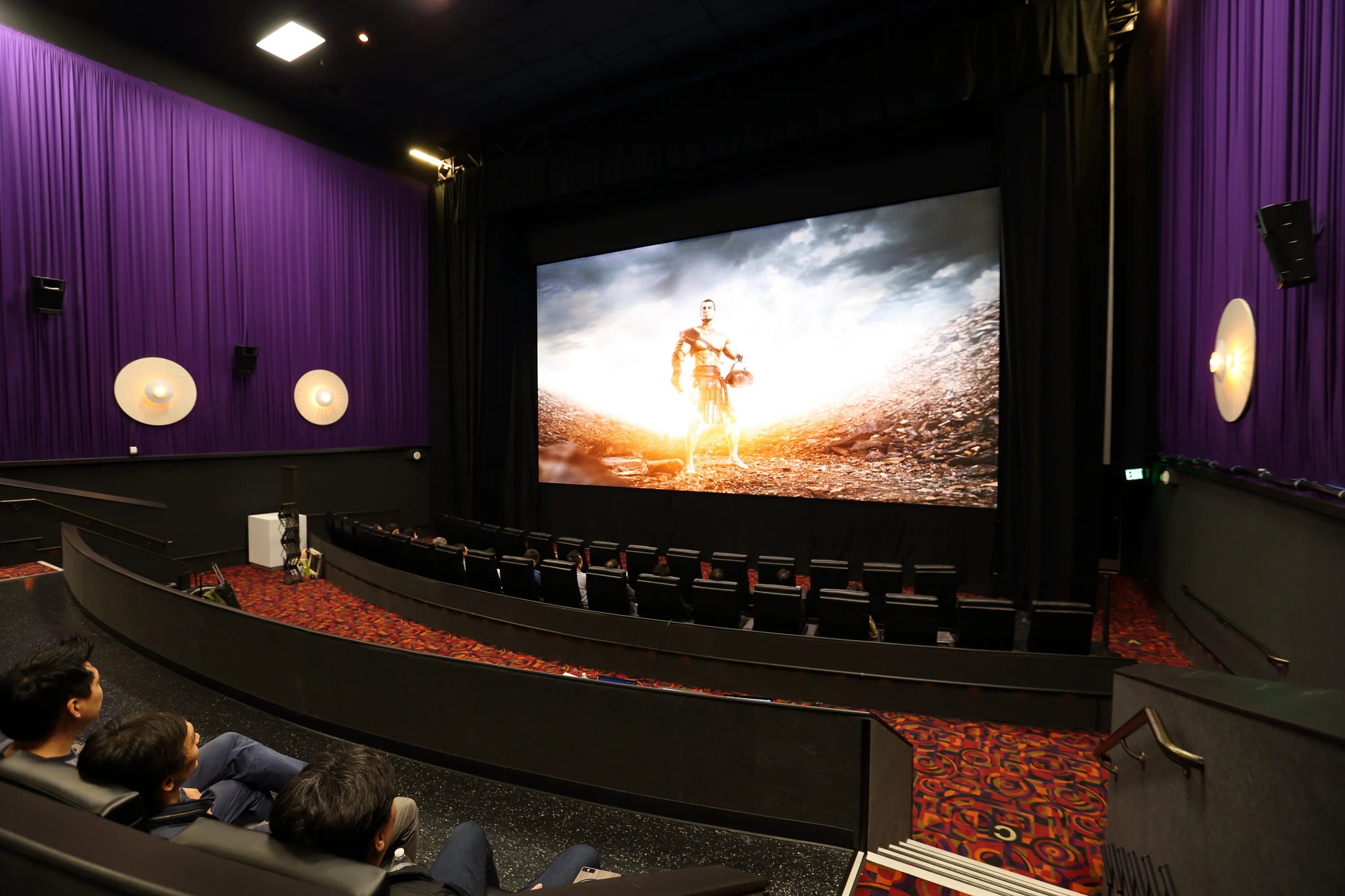 Как установить на телевизор кинотеатр. Samsung led Cinema. Экран кинотеатра. Зал с экраном. Led экран для кинотеатра.