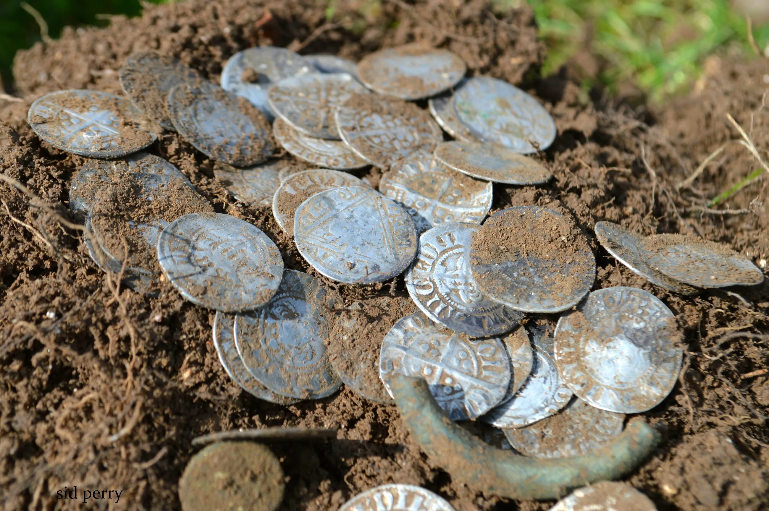 Ценная находка. Клад монет Фанагория. Клад в земле. Монеты найденные в земле. Серебряные монеты в земле.