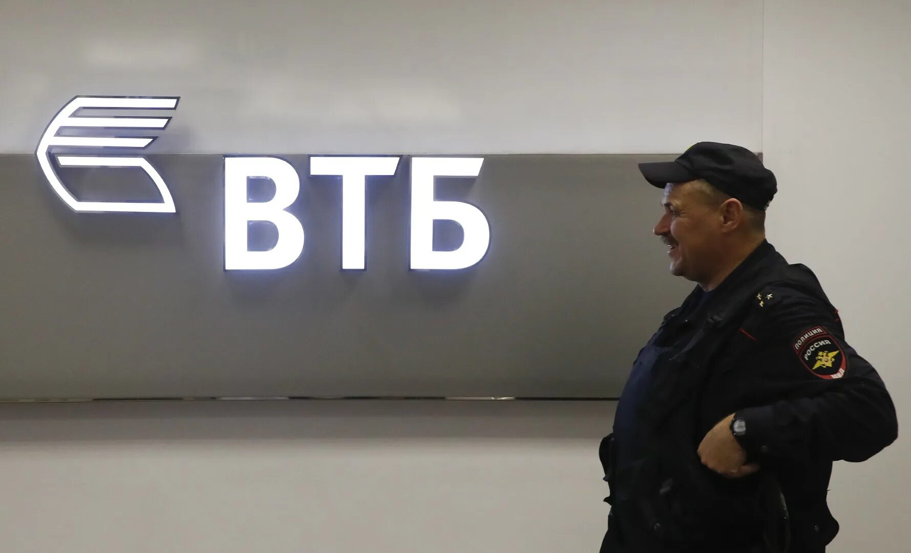 ВТБ охрана. ВТБ охранник. ВТБ сотрудники. ВТБ санкции.