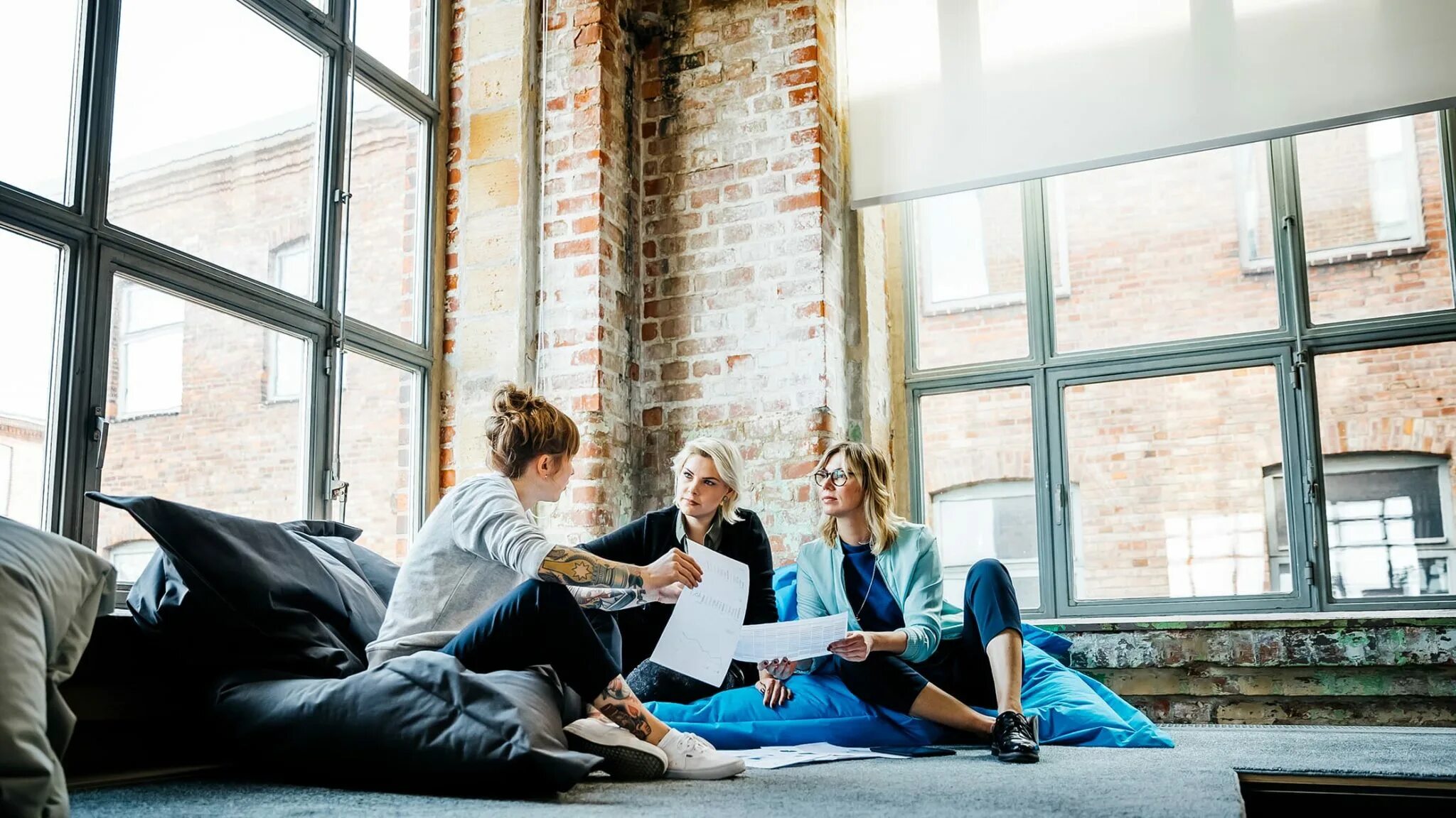 Informal life. Informal Business meeting. Informal meeting Guests. Informal meeting photo. Informal Business look ppt.