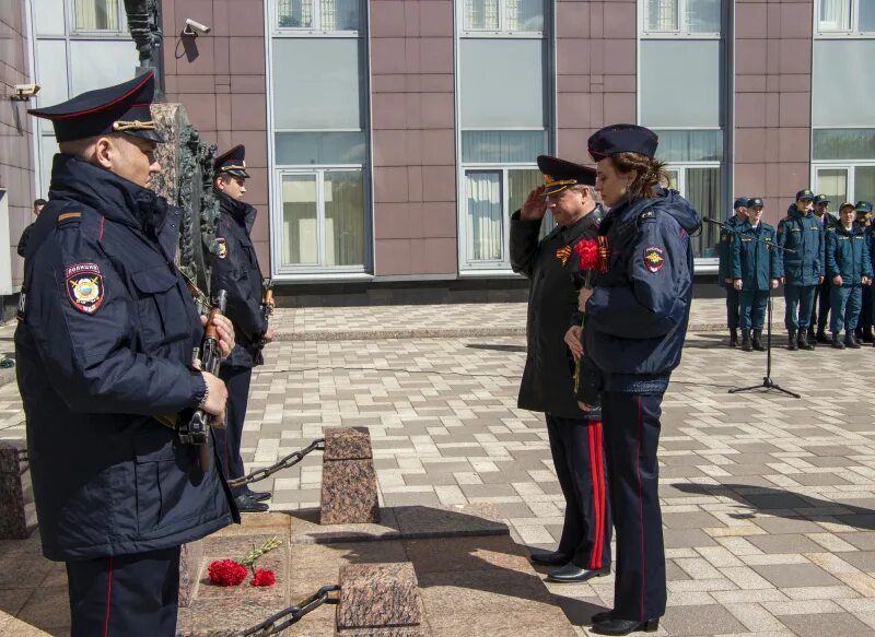 Возложенных на органы внутренних дел. Сотрудники ОВД. Сотрудник полиции России. УВД ЮВАО памятник погибшим. День работников полиции России.