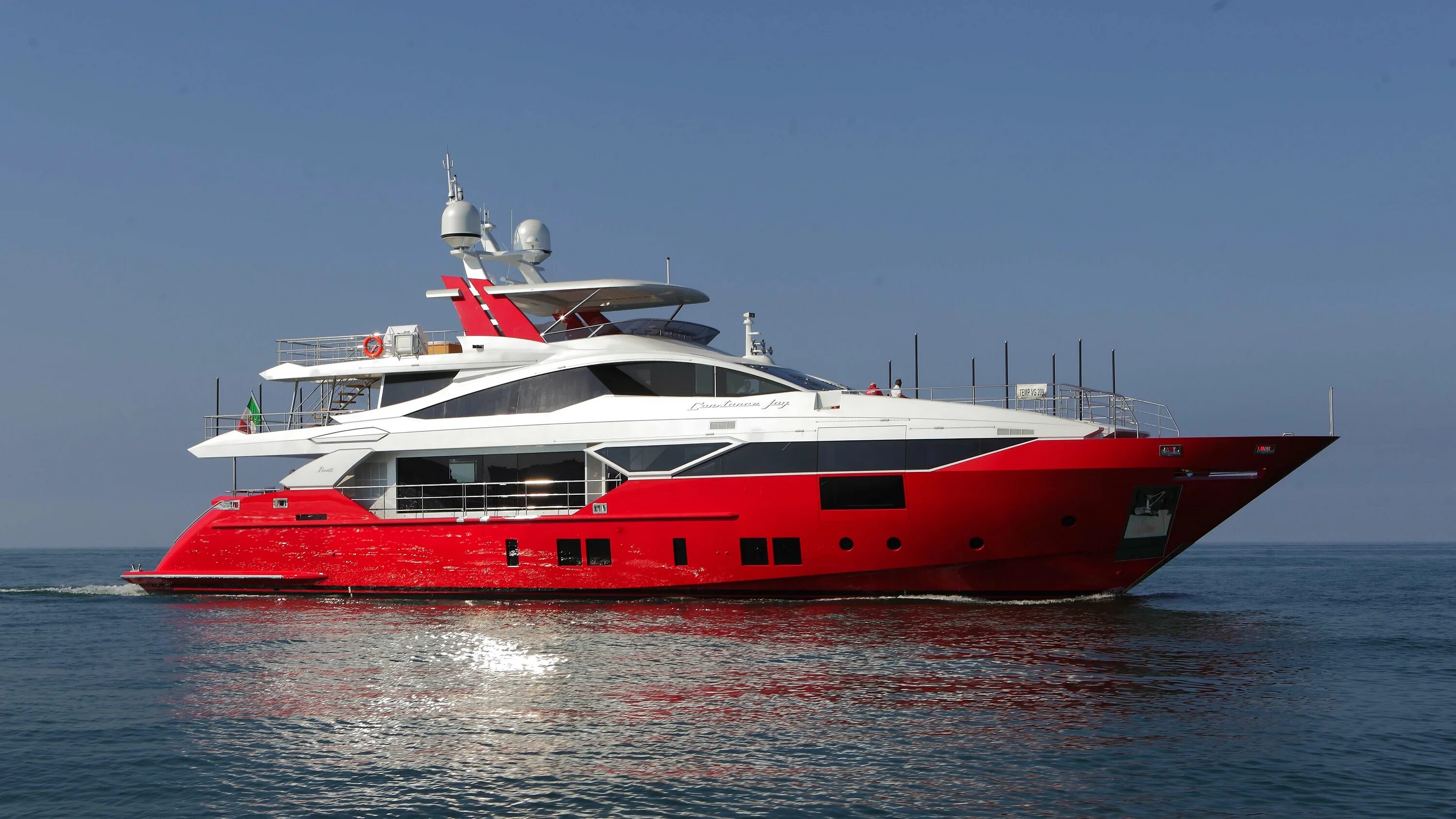 Яхта palmer johnson. Red yacht. Яхта с красной полосой на борту. Красная яхта. Red yacht.