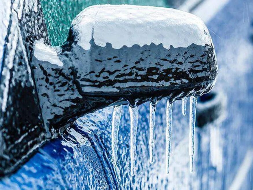 Замерзший замок автомобиля. Вскрытие дверей автомобиля. Примерзают двери зимой. Замерзшая дверь автомобиля. Замерзшая дверь.