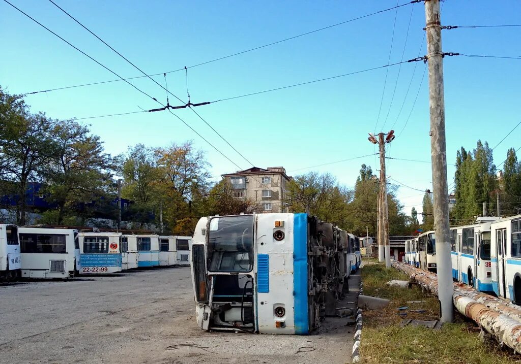 Новороссийск троллейбус 2011 год. Троллейбус зиу депо. Антрацит троллейбус депо. Троллейбусное депо новороссийск. Троллейбусное депо новороссийск.