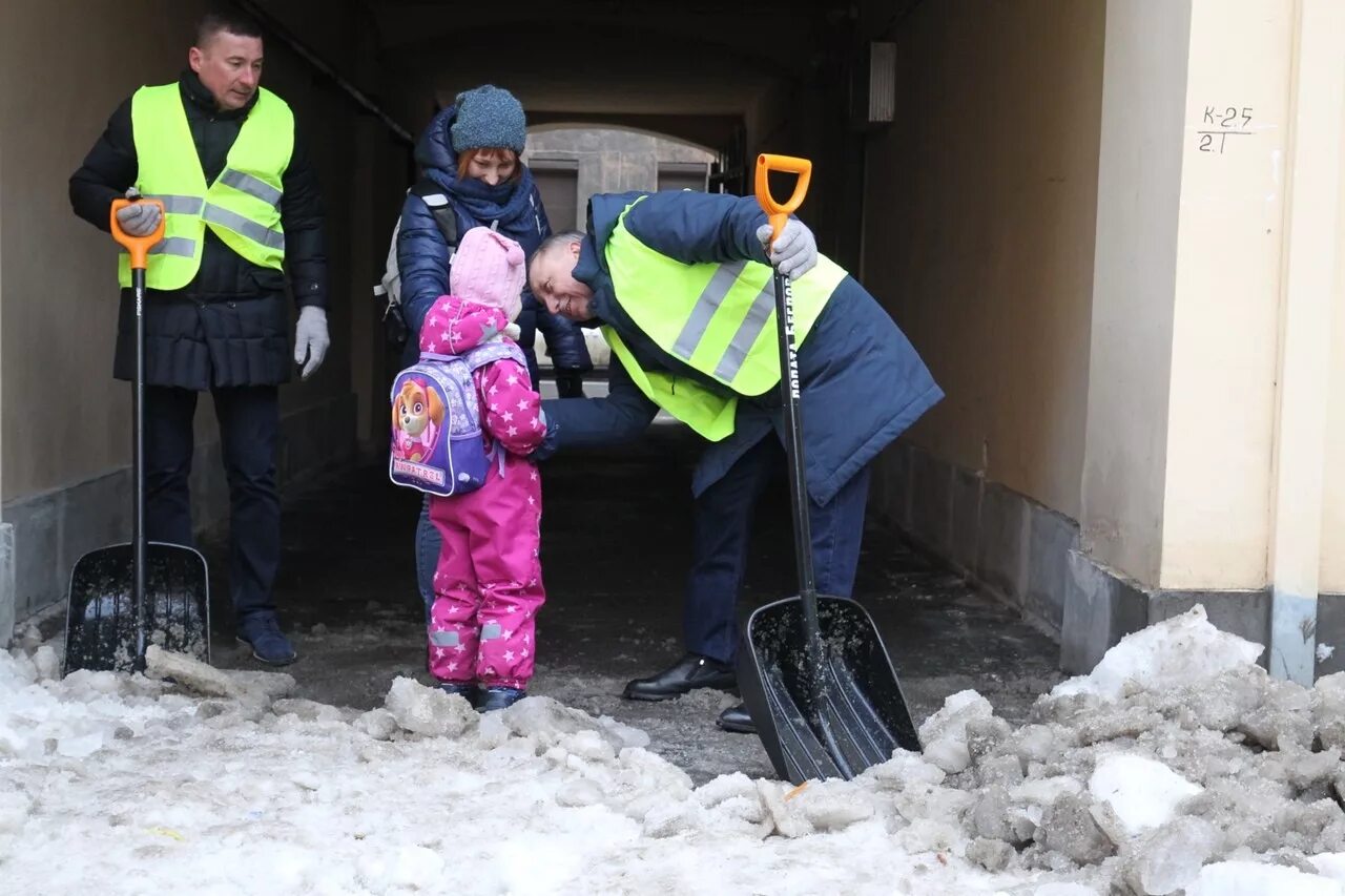 Беглов обнимает зару. Беглов уборка снега. Лопата Беглова. Беглов убирает снег. Беглов с лопатой.