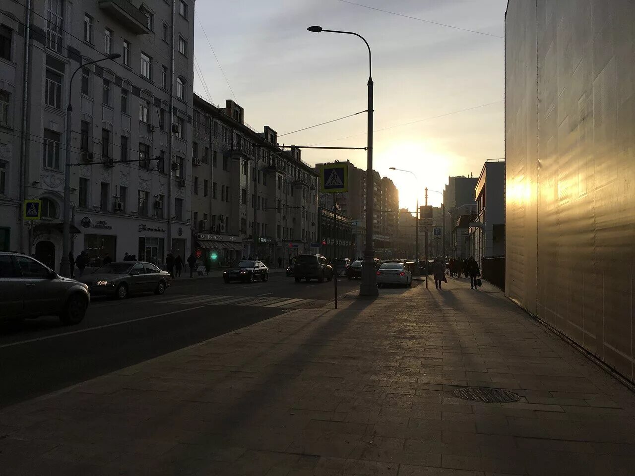 Звук улицы утром. Утренняя улица. Пустые улицы Москвы. Улица утром. Пустая улица Россия.