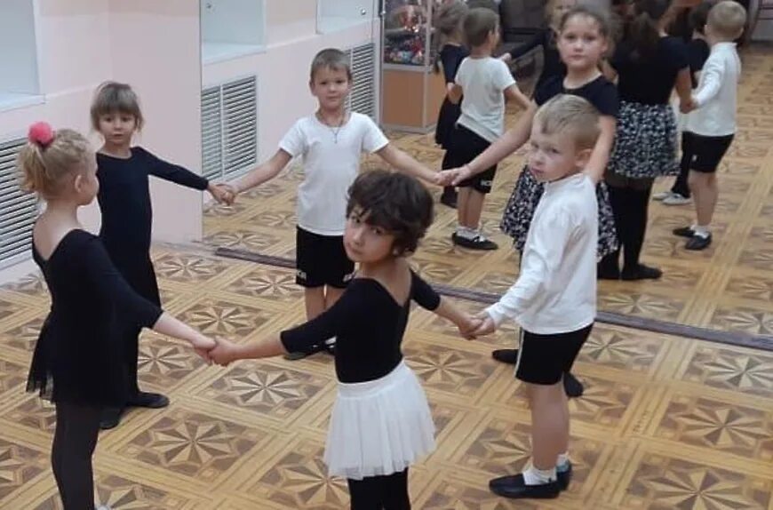 Школа спортивных танцев люберцы. Танцы томилино. Дк томилино. Танцевальный коллектив акварель город клинцы. Танцы томилино.
