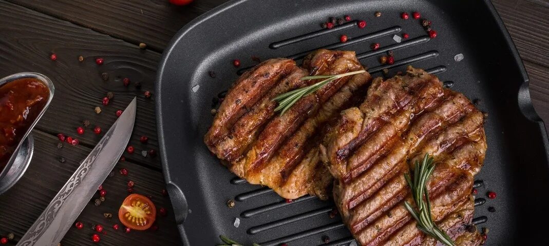 При какой температуре жарят стейки на гриле. Стейк. мясо на сковороде. свиной стейк на гриле. стейк на сковороде гриль.