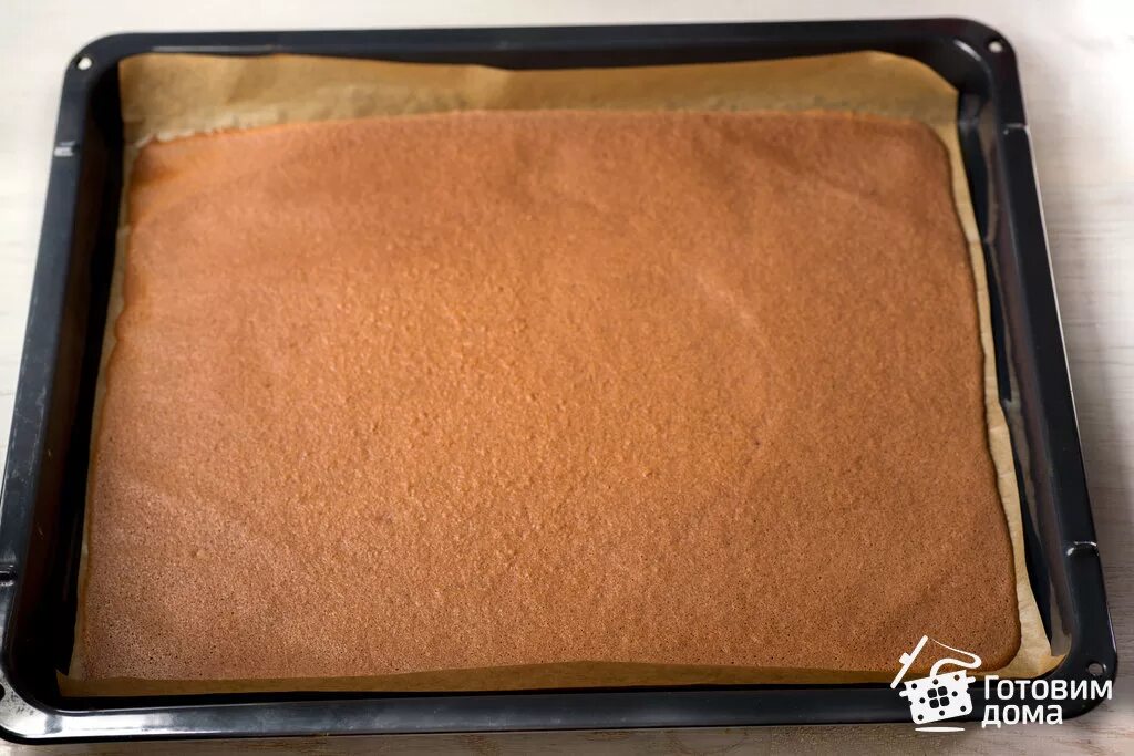Бисквит на противне. Бисквит на протвине. Корж на противне для торта. Бисквит на пергаменте. Бисквит на противне.