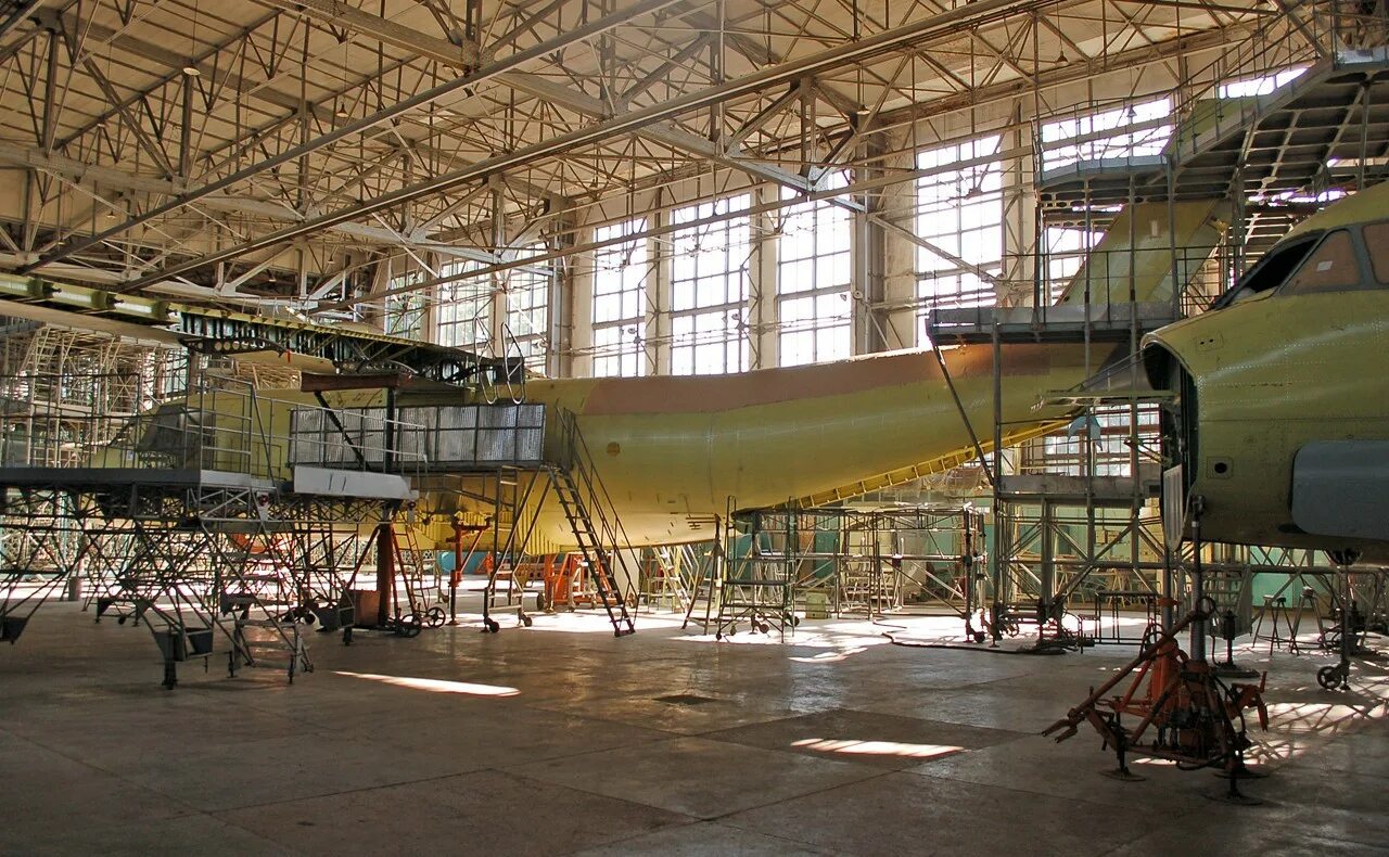 Хаз завод в харькове. Авиационные заводы украины. Ан-74т-200а. Ан-72/74. Одесский авиаремонтный завод.