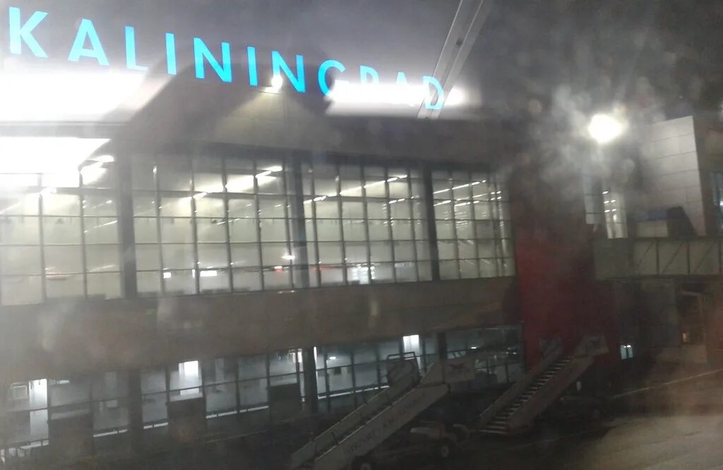 В честь кого назван аэропорт в калининграде. Аэропорт Калининград ночью. Аэропорт Храброво. Аэропорт Храброво Калининград ночью. Аэропорт Храброво ночью.