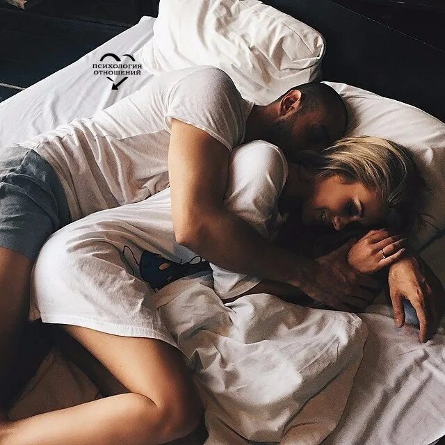 Парень с девушкой в кровате. Милые парочки в кровати. Пара лежит. Страсть в постели. В обнимку в кровати.