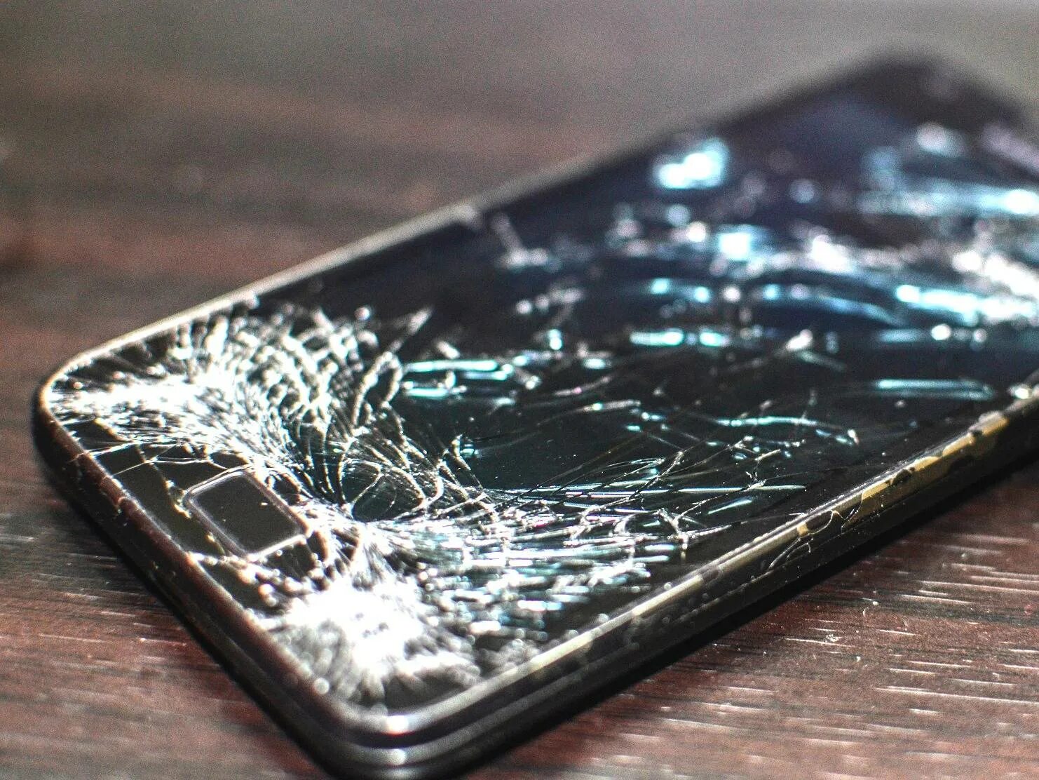 Купить телефон не разбиваемый. Разбитый смартфон. Сломанный смартфон. Разбитый айфон. Старый разбитый смартфон.
