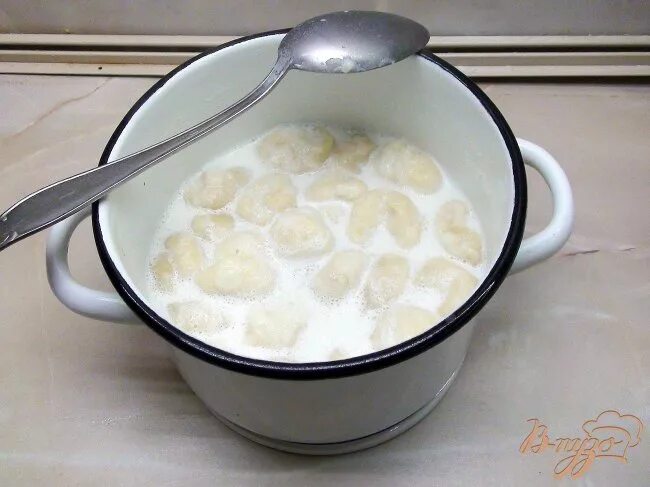 Молочные клецки. Клецки на молоке. Клецки на молоке. Суп молочный с клецками. Суп молочный с клецками.