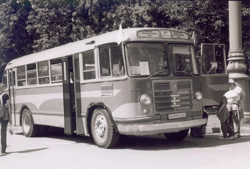 Первые автобусы спб. Старые автобусы. Старые советские автобусы. Старые пассажирские автобусы. Автобус 20 века.