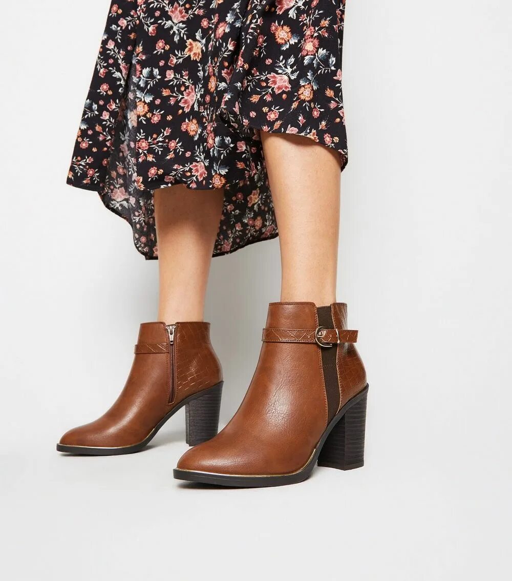 Модные полусапожки женские 2023. Модные полусапожки. Модные кожаные ботинки женские. Ботильоны на шпильке с острым носом. Сапоги женские 2022 2023.