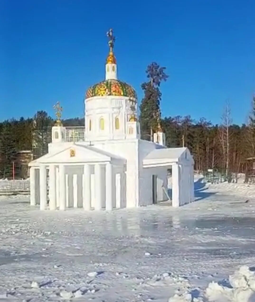 Часовню из снега и льда построили к Крещению в Челябинской области