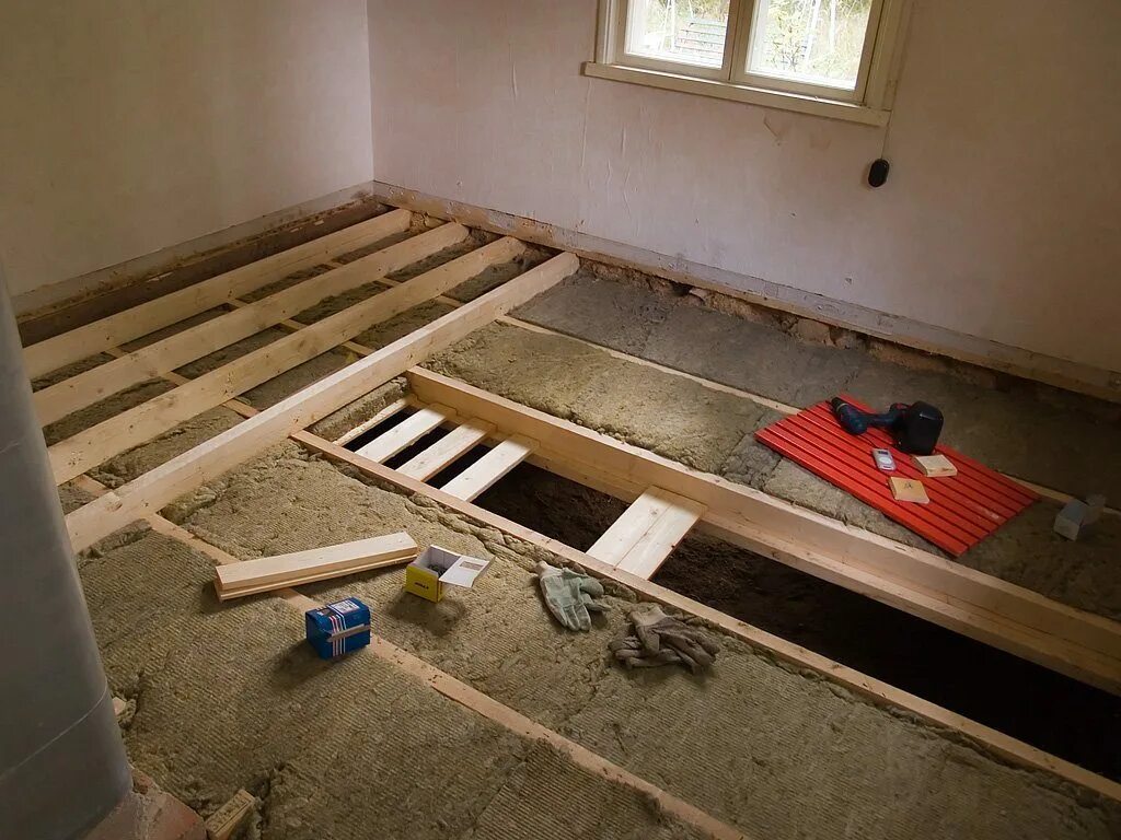 Утепление пола в частном доме. Теплый пол в частном доме. Какой пол в частном доме. Пенопласт снизу чернового пола. Обустройство деревянных полов.