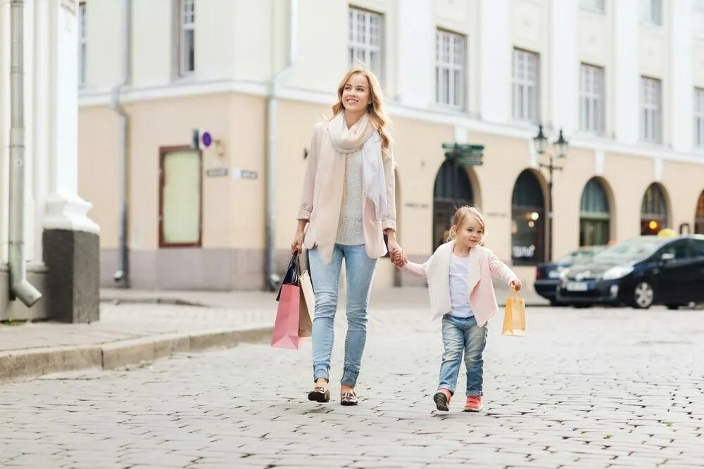 Мама и дочка на улице. Мама с ребенком идут по улице. Женщина с ребенком в городе. Мама с ребенком гуляет на улице. Мама с ребенком в городе.