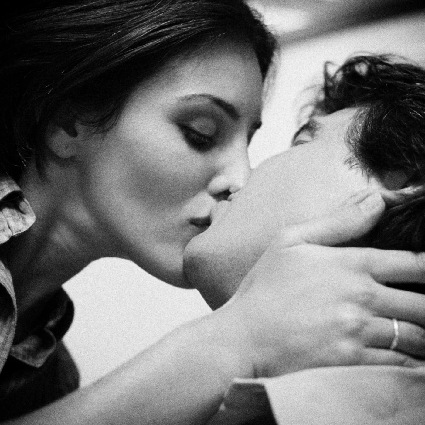 К чему снится целовать женщину мужчине. Поцелуй. Объятия и поцелуи. Нежный поцелуй в щечку. Нежные обнимания и поцелуи.