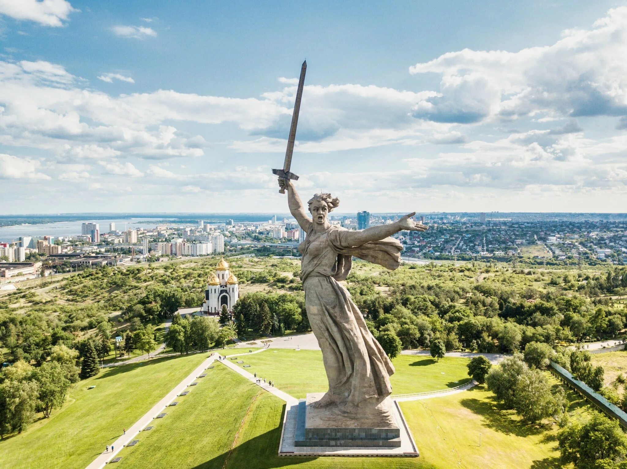 Почему памятник родина мать зовет. Мемориал Родина мать в Волгограде. Мамаев Курган, монумент «Родина-мать».Волгоград.. Монумент Родина мать зовёт на Мамаевом Кургане. Статуя в Волгограде Родина.