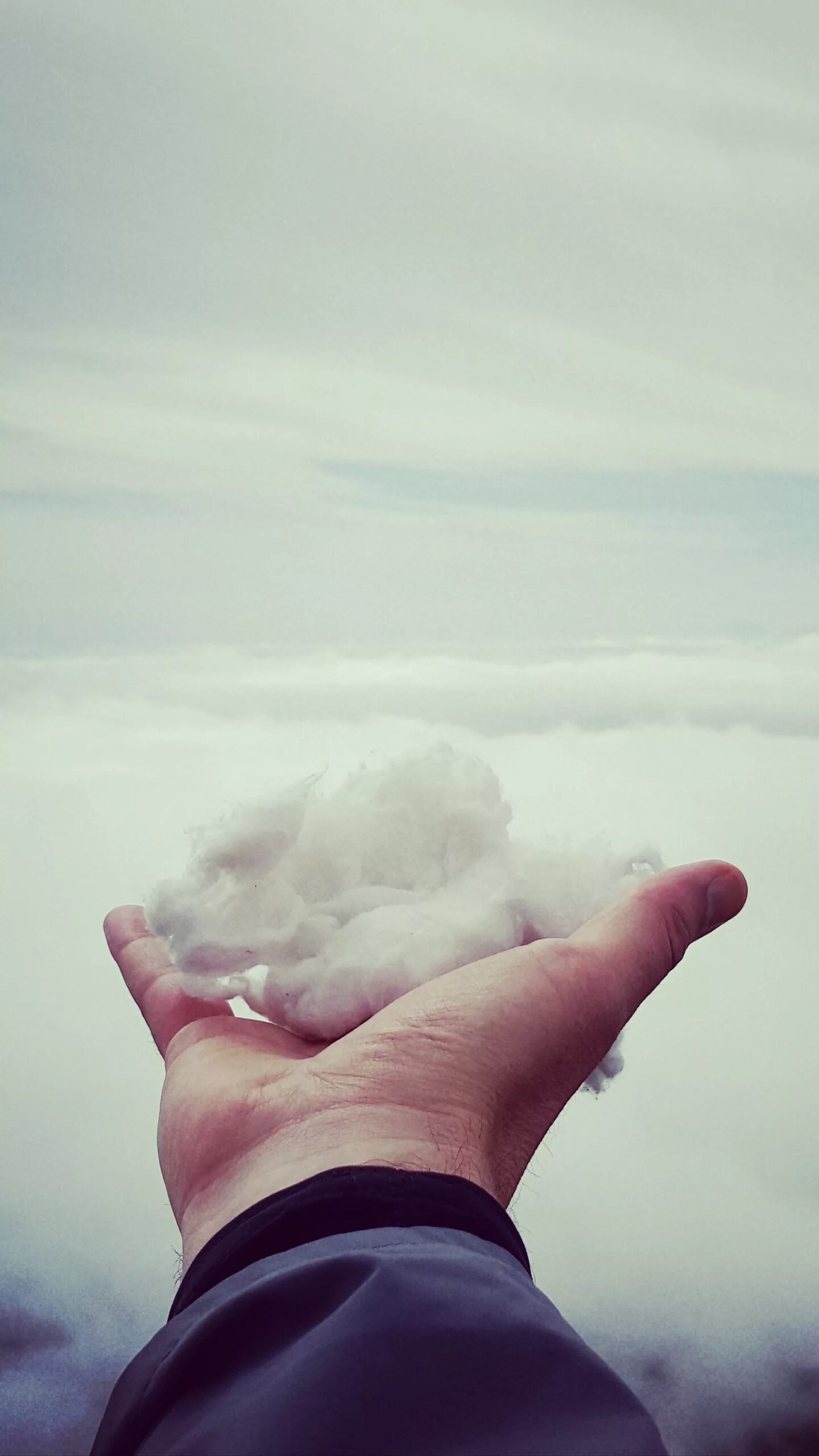 Облако в руках. Человек на облаке. Парень в облаках. Облачко в руке.