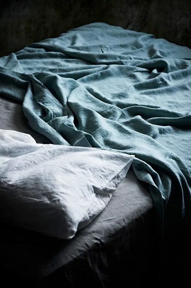 Помятые простыни песня. Смятая постель. Смятая простынь. Одеяло Эстетика. Мятая кровать.