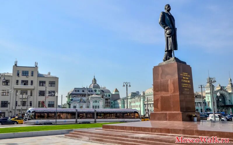 Площадь тверской заставы фото. Памятник Горькому на площади Тверской заставы. Памятник Горькому на площади белорусского вокзала. Памятник Максиму Горькому на белорусской. Площадь Тверская застава памятник.