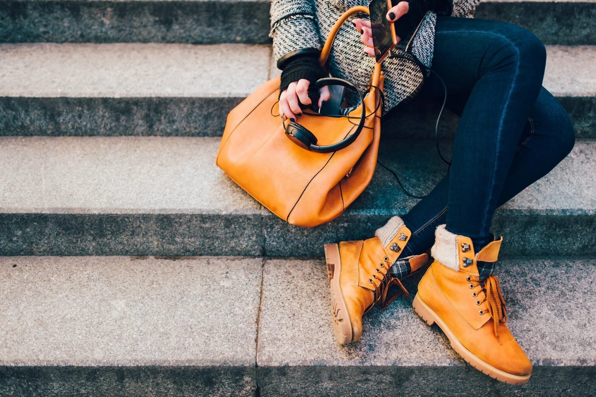 Тимберленды с пуховиком. Желтые ботинки носить с. Образы с желтыми ботинками. Тимберленд челси женские желтые. Образ с желтыми ботинками женский.