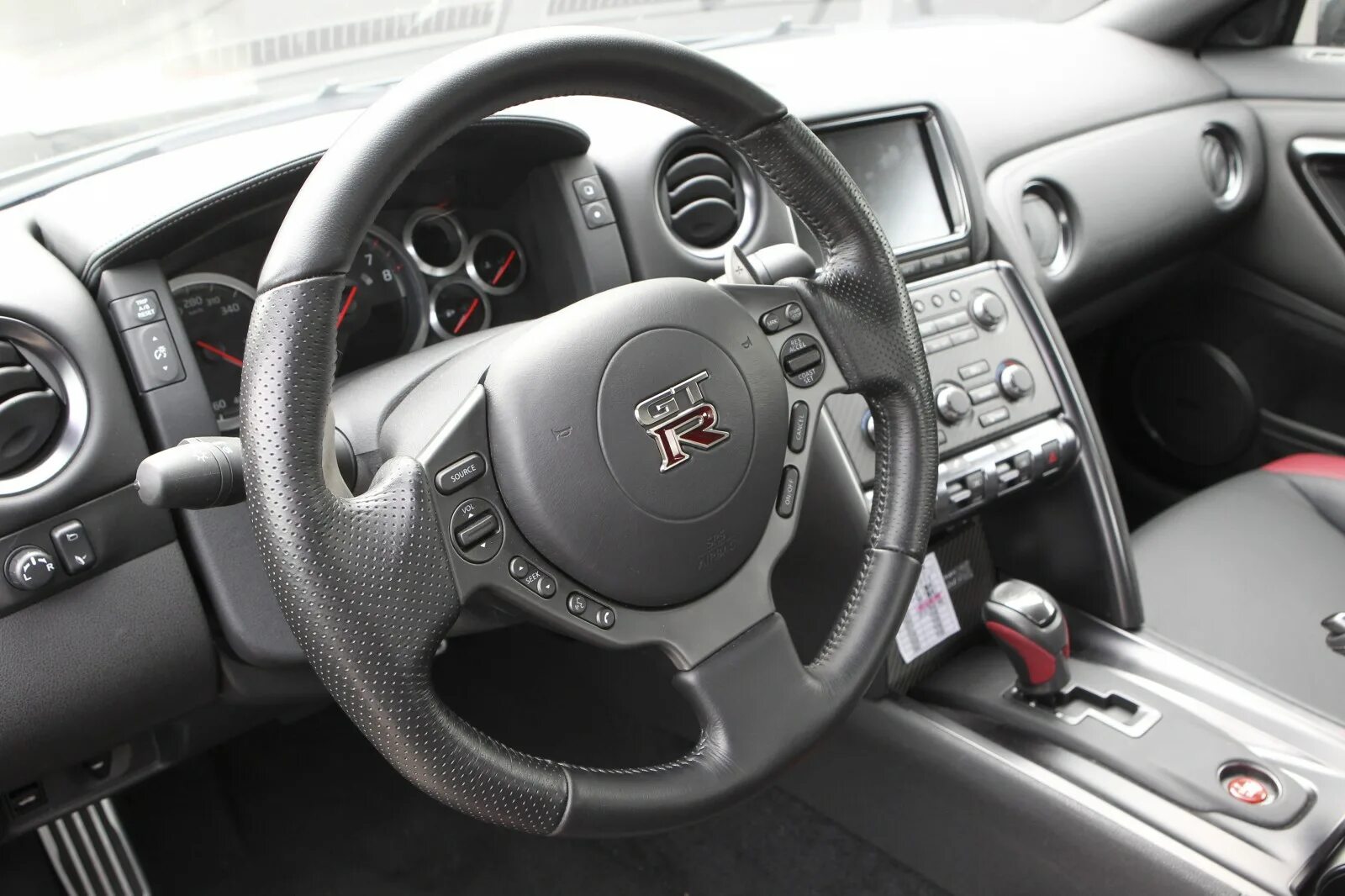 Руль слева. Руль nissan gtr r35. руль ниссан гтр 35. nissan gtr gt3 руль. руль gtr 35 nismo.