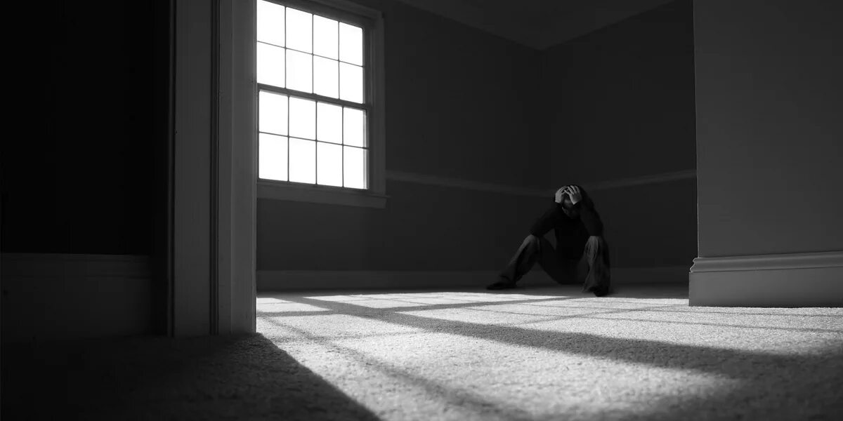 Заброшенное помещение. Пустая страшная комната. Мрачная комната. Старая комната с окном. Пустота в квартире.