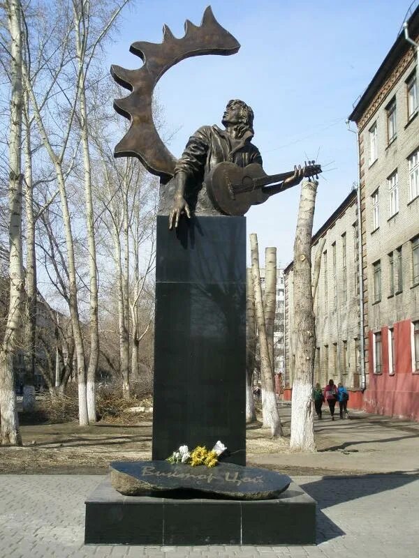 Памятник Цою в Барнауле. Проспект ветеранов памятник Виктору Цою. Монумент Виктору Цою в Барнауле. Барнаул достопримечательности памятник Цою. Где памятник цою