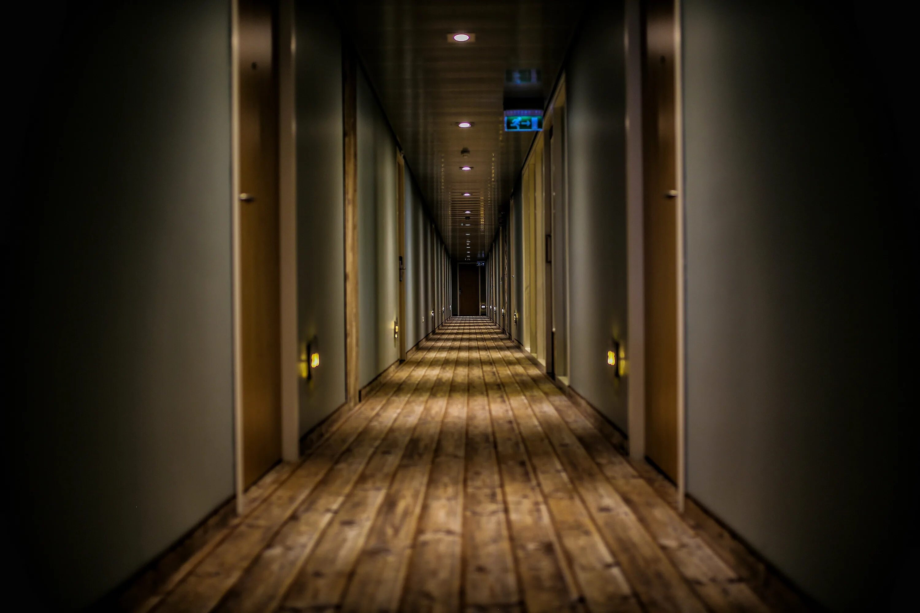 Коридор амонг АС. Темный коридор. Пустой коридор. Длинный коридор с дверьми.