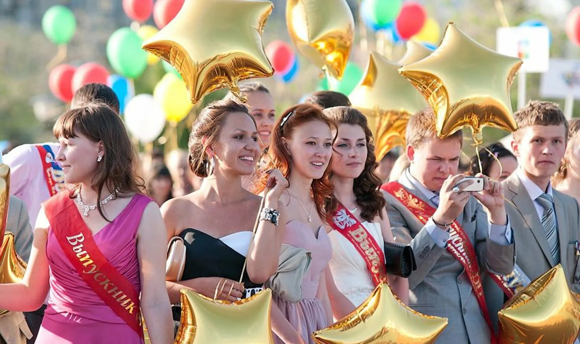 Выпускной 11 класс. Платья на выпускной бал в школе. Выпускники школы. Выпускной. Фотосессия на выпускной.