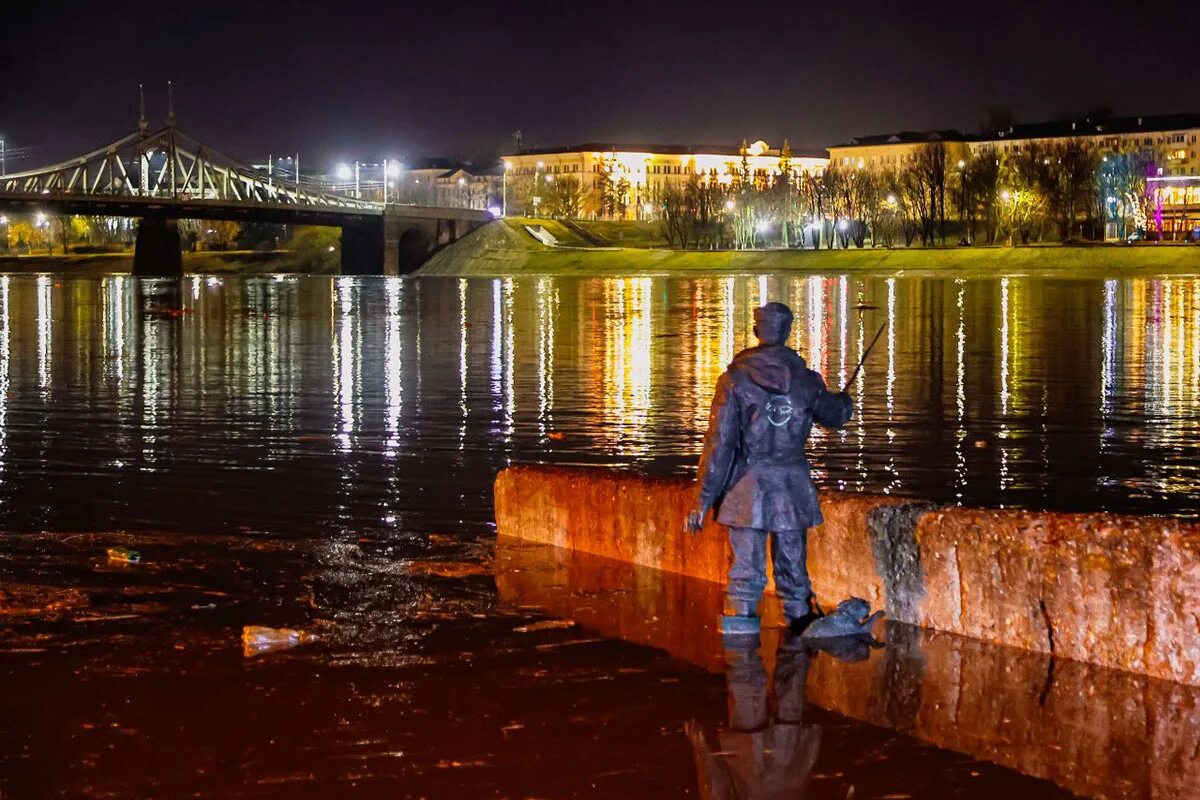 Река Волга в Твери. Речка в Твери. Тверь берег Волги. Памятник рыбаку в Твери.