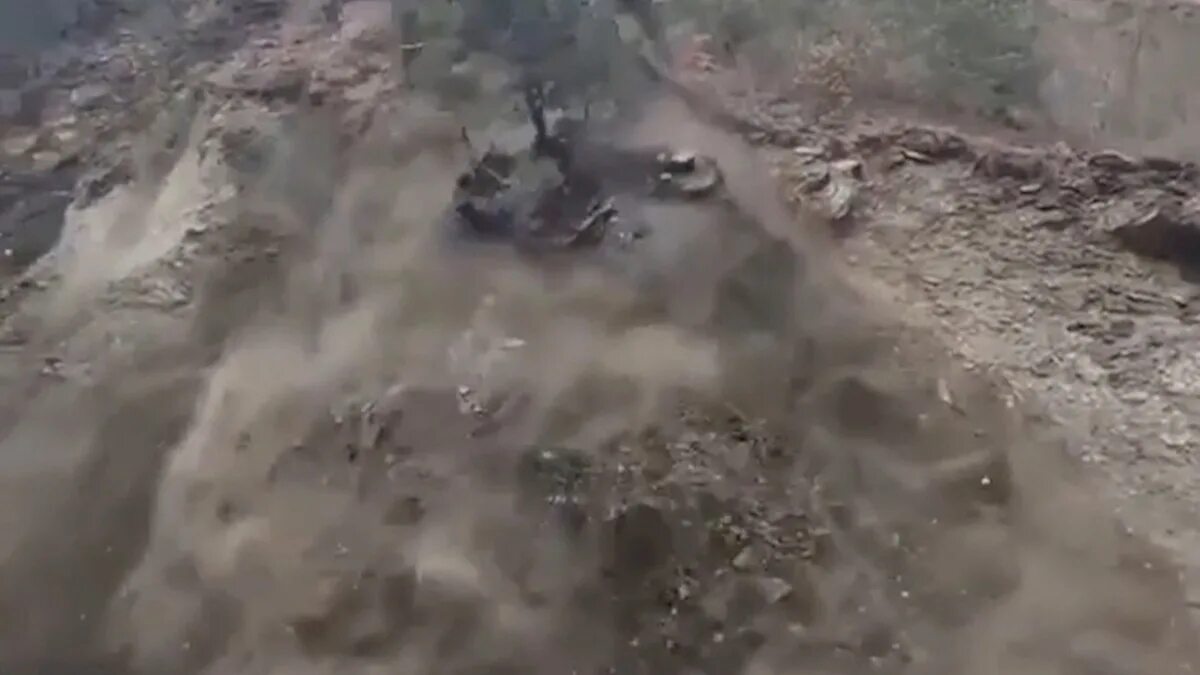 Обвал в горах дагестана. Камнепад на трассе. Камнепад в дагестане. Камнепад в дагестане. Обрушение горной породы дагестан.