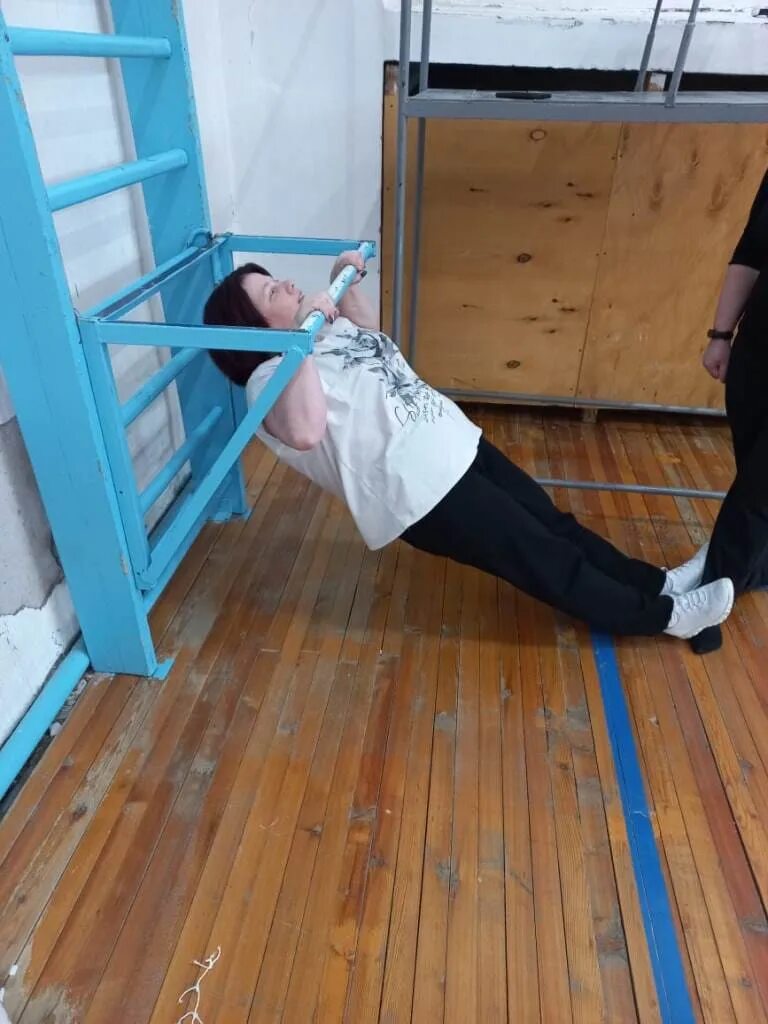 Гто подтягивание на низкой перекладине техника. Подтягивание на низкой перекладине девочки норматив. Подтягивание на низкой перекладине. Подтягивания на низкой перекладине для девушек 90см. Подтягивание на низкой перекладине ГТО.