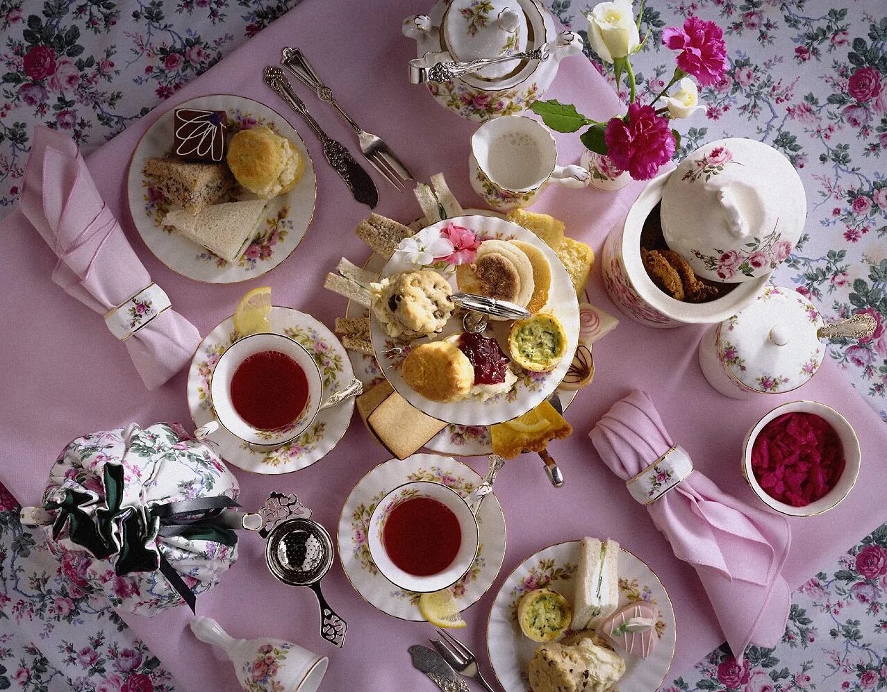 Банкет чай. Чаепитие сервировка. Сервировка чайного стола. Стол для чаепития. Сервировка стола к чаю.