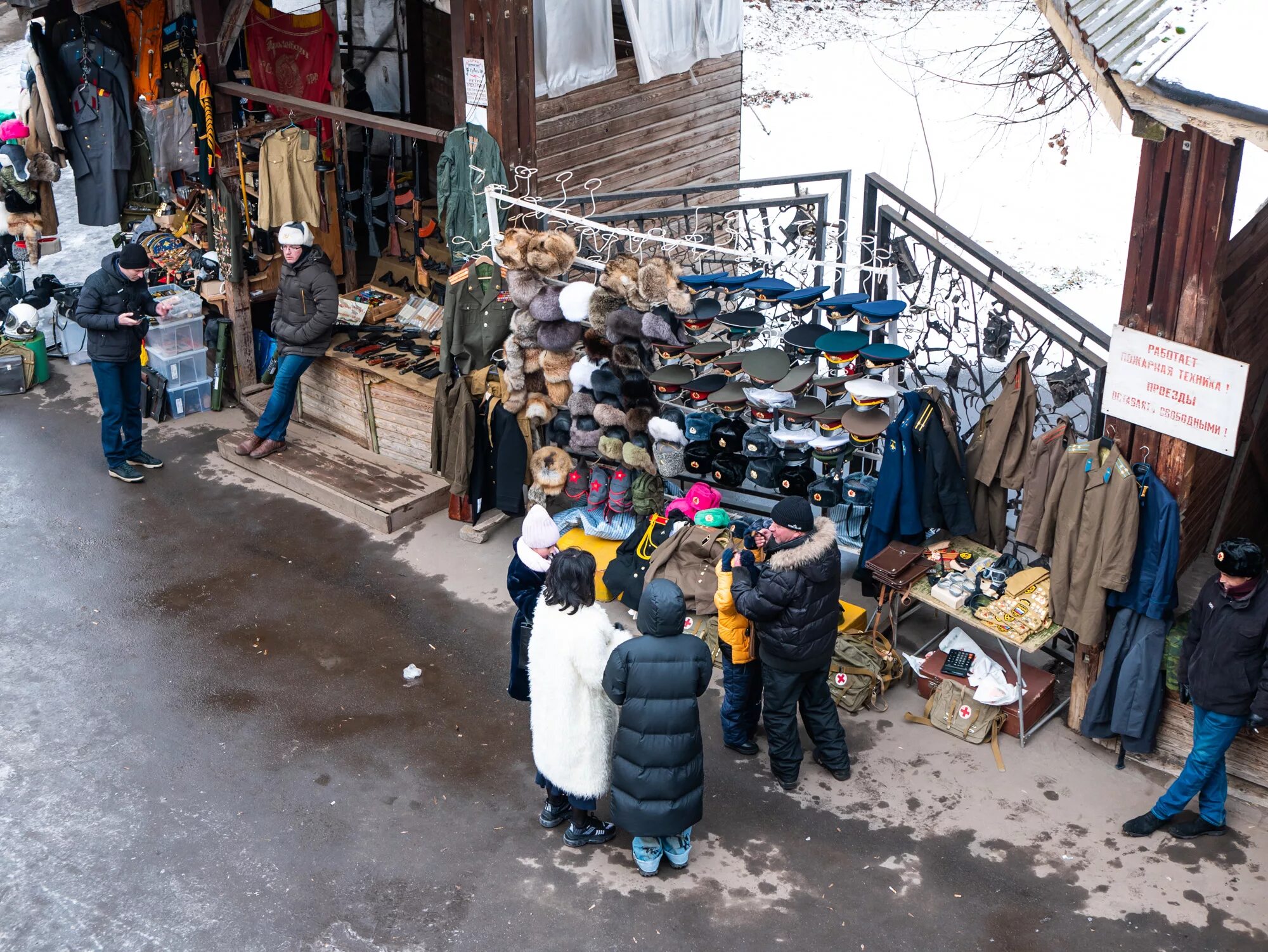 Блошиный рынок как добраться. Вернисаж в Измайлово блошиный рынок. Кремль в Измайлово блошиный рынок. Блошиный рынок в Измайловском вернисаже. Измайлово блошиный рынок рынок.