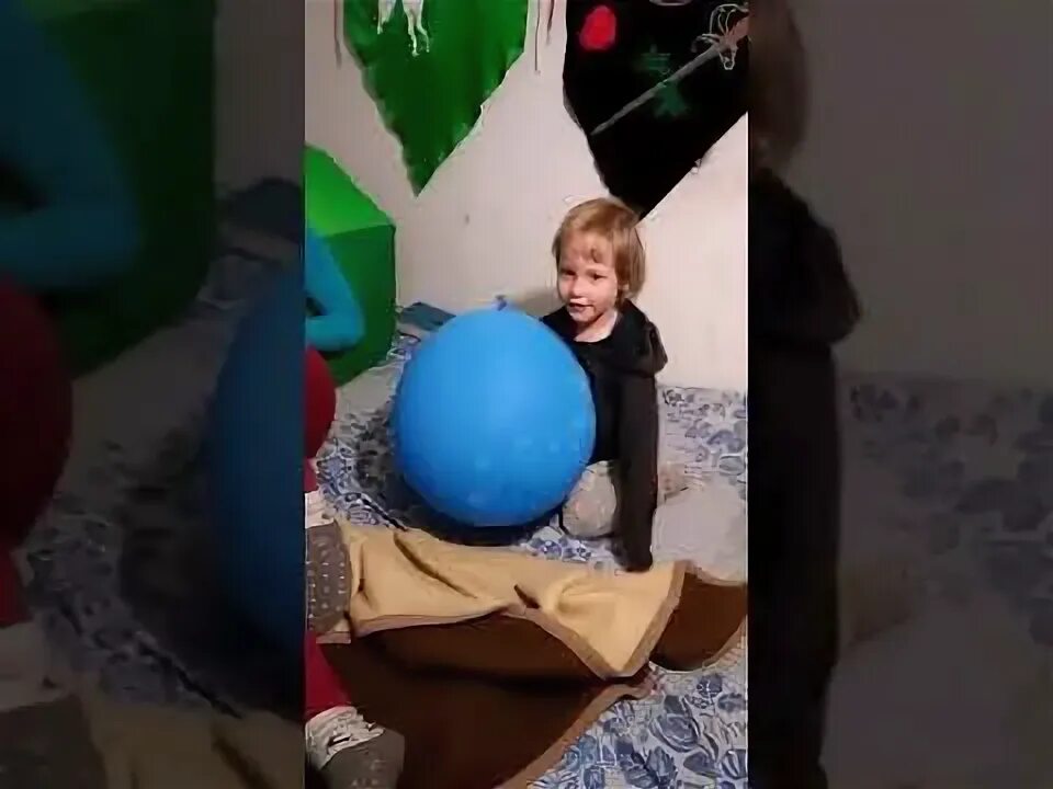 Максимально надутый шар. Дети лопнули шарик. Дети лопают розовые шары. Дети лопнули шарик. Дети надувают воздушные шары.
