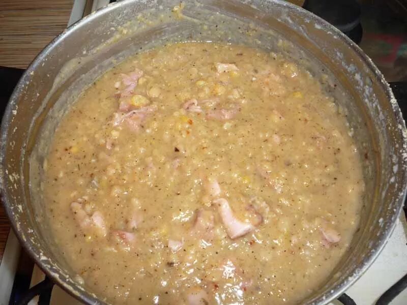 Гороховая кашас копченнгостями. Гороховая каша с копченостями. Горошница. Блюдо горошница. Вкусная гороховая каша.