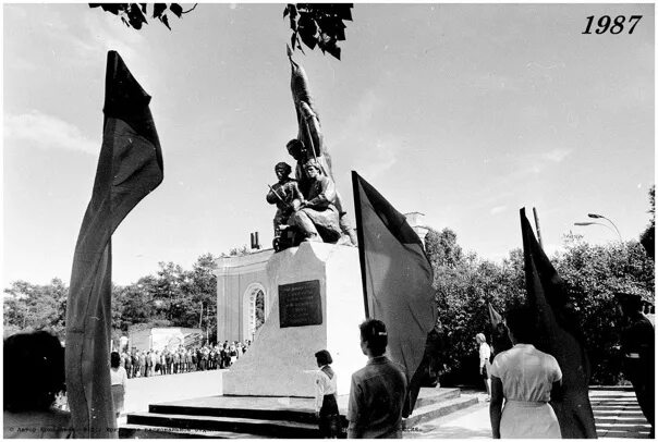 Памятник борцам революции Иркутск. Монумент борцам революции в Бишкеке. Иркутск 1987 год. Памятник борцам революции Бишкек. Ул борцов революции иркутск травматология