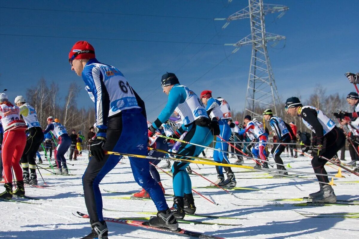 Лыжный спорт выносливость. Соревнования по лыжам. Лыжные тренировки. Лыжники соревнования. Лыжные гонки тренировка.