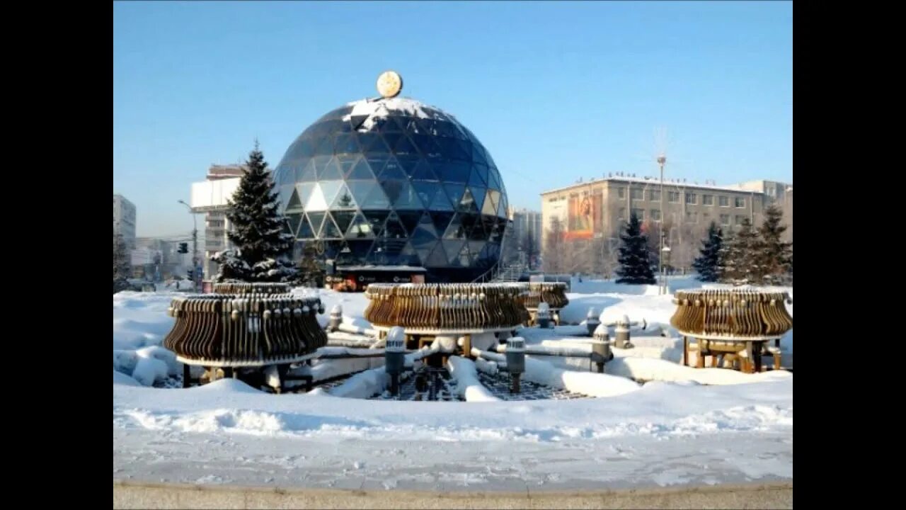 Зимой купить в новосибирске. Кафе Глобус Новосибирск. Новосибирск зимой. Глобус зимой Новосибирск. Достопримечательности Новосибирска зима.