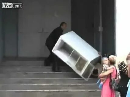 Упал за холодильник в 2009 году