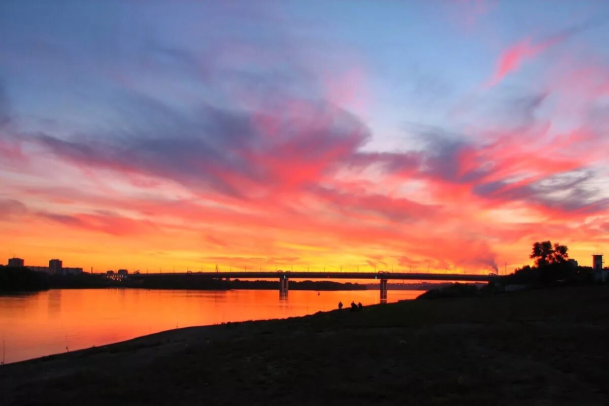 Алел закат над иртышом. Погас закат над иртышом. Рассвет на реке иртыш. Красивый закат в омске. Закат над иртышом.