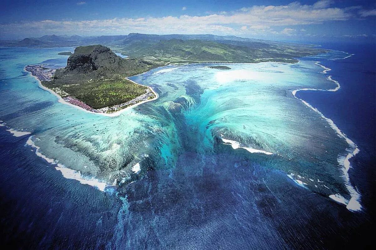 Сам большой океан в мире. Леморн Брабант Маврикий. Ле-Морн-Брабан, остров Маврикий. Ле Морн Брабан водопад. Подводный водопад Маврикий.