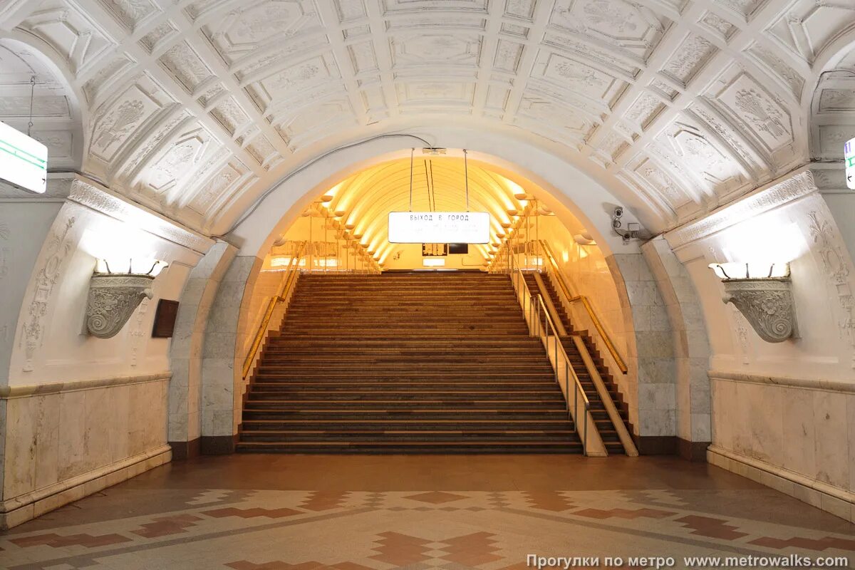 Метро белорусская кольцевая. Метро смоленская метро белорусская. Московское метро станция арбатская. Смоленская (станция метро, филёвская линия). Вестибюль станции смоленская арбатско-покровской линии.