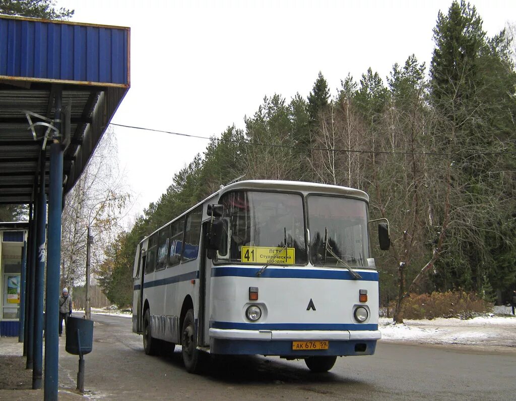 Автобус очер пермь завтра. Лаз 695 пермь. 41 автобус пермь. старые пермские автобусы. автобусный парк закамск.