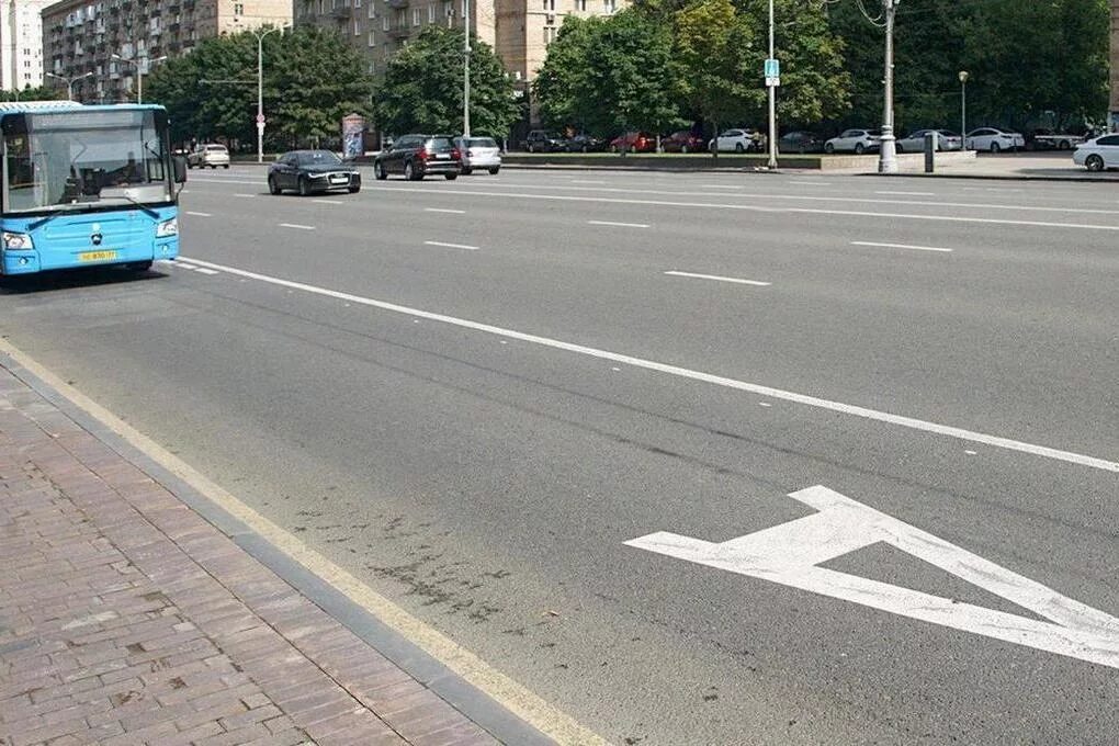 Автобусная полоса. Выделенная полоса для автобусов. Выделенная полоса для общественного транспорта москва. Выделенка для автобусов. Выделенная полоса для общественного транспорта.